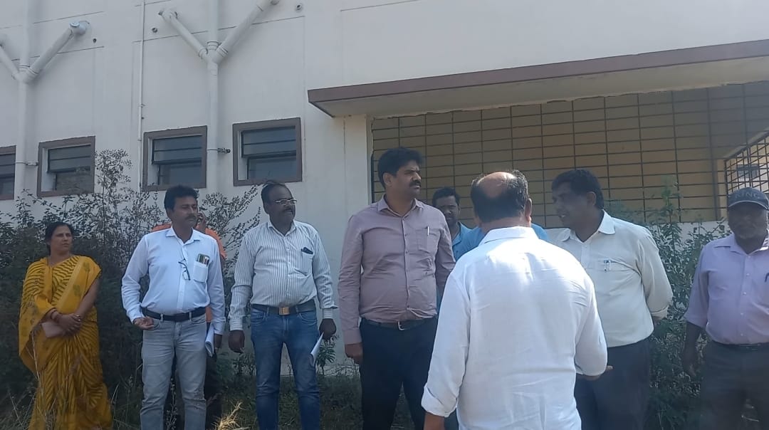 ಮುರಾರ್ಜಿ ದೇಸಾಯಿ ವಸತಿ ಶಾಲೆ ಕಾಮಗಾರಿ ವಿಳಂಬ.. ಪತ್ರಿಕೆಯ ವರದಿಗಾರರ ಬೇಟಿಗೆ ಅವಕಾಶ ನೀಡದ ಅಧಿಕಾರಿಗಳ ನಡೆ ಅನುಮಾನ‌..