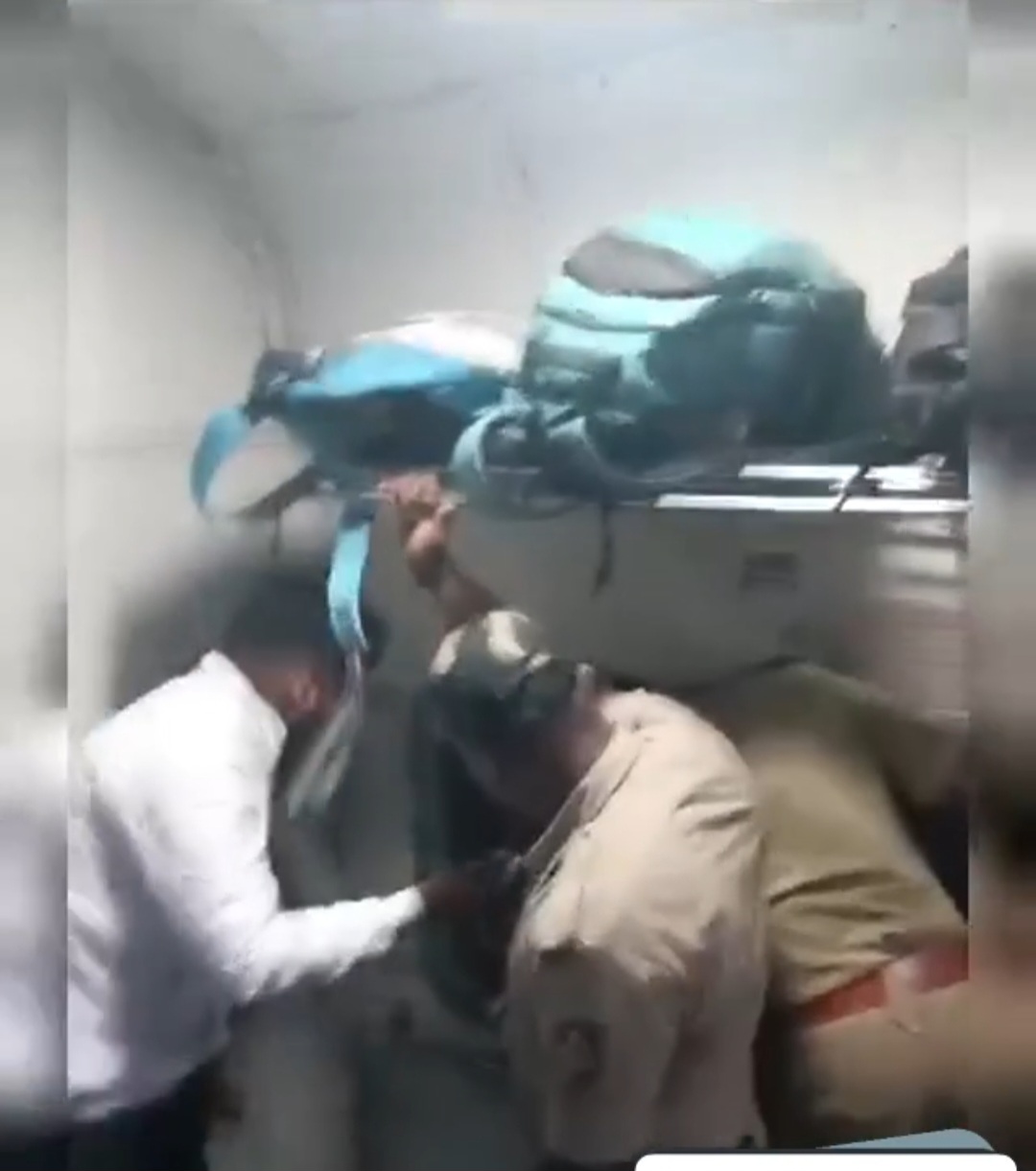 ವಿಕಲಚೇತನರ ರೈಲಿನ ಭೋಗಿಯಲ್ಲಿ ಕೈದಿಯ ಒಬ್ಬನ ಆರ್ಭಟ..!! ರೈಲು ಪ್ರಯಾಣದ ವಿಕಲಚೇತನರಿಗೆ ಜೀವದ ಭಯ.!!   