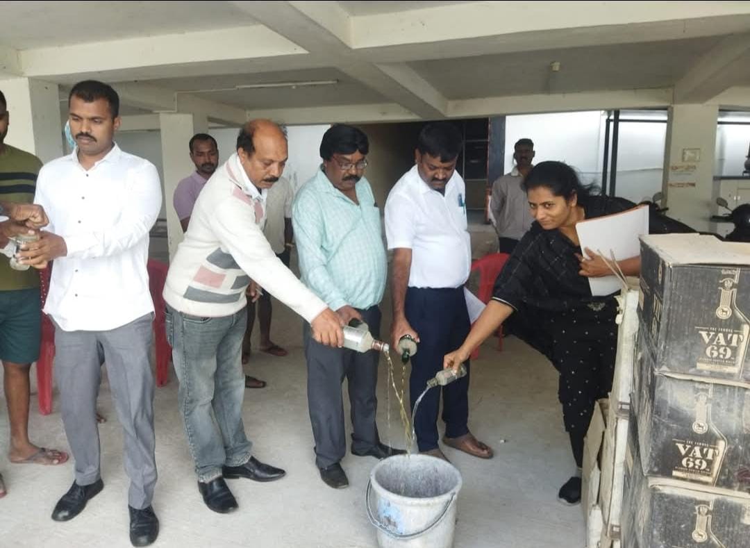 ಹಾಸನದಲ್ಲಿ ಎಕ್ಪೈರಿ ಆದ ಲಿಕ್ಕರ್ ನಾಶ ಮಾಡಲು ಆಜ್ಞೆ..!  ಡೆಪ್ಯೂಟಿ ಕಮೀಷನರ್ ಆಜ್ಞೆ..! ಹಾಸನದ ಕೆಐಕೆಡಿಬಿ ಇಂಡಸ್ಟ್ರಿಯಲ್ ನಲ್ಲಿ ಎಕ್ಪೈರಿ ಆದ ಸೇವನೆಗೆ ಯೋಗ್ಯವಲ್ಲದ ಮಧ್ಯ ನಾಶ..