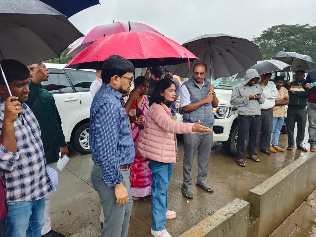 ಹಾಸನ ಜೂ25:ಸಕಲೇಶಪುರ ವ್ಯಾಪ್ತಿಯ ರಸ್ತೆ ಬದಿಯಲ್ಲಿ ಭೂಕುಸಿತ ಪ್ರದೇಶಕ್ಕೆ  ಜಿಲ್ಲಾಧಿಕಾರಿ ಕೆ .ಎಸ್. ಲತಾ ಕುಮಾರಿ ಭೇಟಿ ನೀಡಿ ಪರಿಶೀಲನೆ.. 