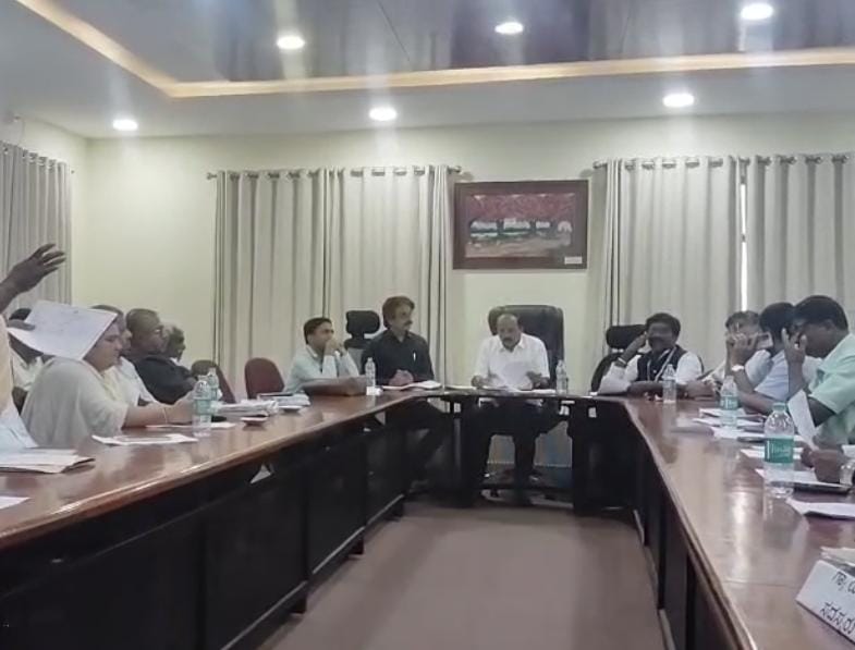 ಚನ್ನರಾಯಪಟ್ಟಣ ತಾಲೂಕು ಪಂಚಾಯಿತಿ ಸಂಯುಕ್ತ ಆಶಯದಲ್ಲಿ  ಶ್ರಾವಣಬೆಳಗೊಳ ಹೋಬಳಿಯ ಪ್ರವಾಸಿ ಮಂದಿರದಲ್ಲಿ ಇಂದು ಗ್ಯಾರಂಟಿ ಯೋಜನೆಯ ಅನುಷ್ಠಾನದ ಕುರಿತು  ಸಭೆ ನಡೆಯಿತು ಈ ಕಾರ್ಯಕ್ರಮದಲ್ಲಿ ತಾಲೂಕು ಪಂಚಾಯತ್ ಇಓ ಮತ್ತು ಗ್ಯಾರಂಟಿ ಯೋಜನೆ ಅಧ್ಯಕ್ಷರು ಉಪಸ್ಥಿತರು.