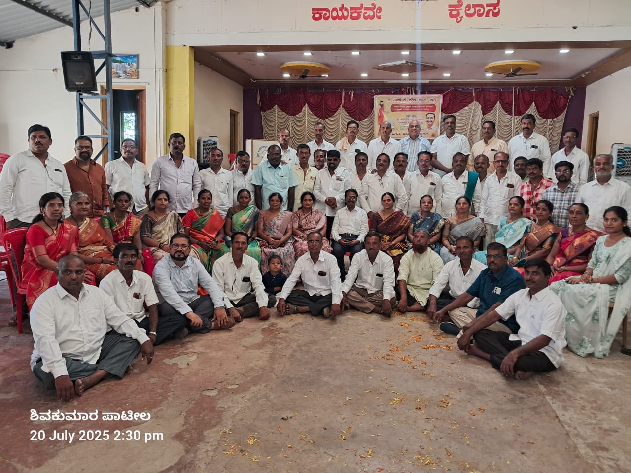 ಜೆ ಎನ್ ಕೆ ಪ್ರೌಢ ಶಾಲೆಯಲ್ಲಿ ಹಳೆಯ ವಿದ್ಯಾರ್ಥಿಗಳ ಸ್ನೇಹ ಸಮ್ಮೇಳನ ಮತ್ತು ಗೌರವಪೂರ್ವಕ ಬೀಳಕೂಡುವ ಸಮಾರಂಭ ಇರವಗೌಡ ಸರ್‌ರಿಗೆ 34 ವರ್ಷಗಳ ಶ್ರದ್ಧೆಯ ಸೇವೆಗೆ ಶ್ಲಾಘನೆ.