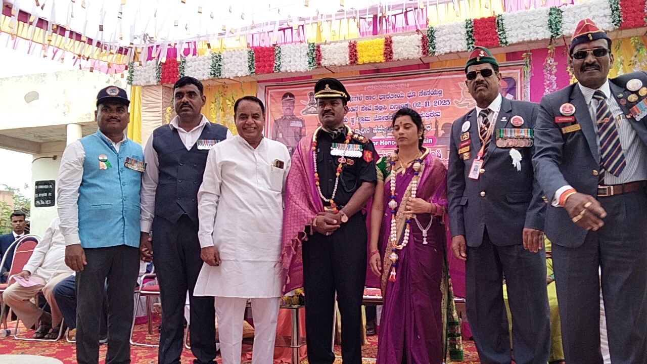 ಬೆಳಗಾವಿ ಜಿಲ್ಲೆಯ ಅಥಣಿ ತಾಲೂಕಿನ ಖೋತನಟ್ಟಿ ಗ್ರಾಮದಲ್ಲಿ 30 ವರ್ಷಗಳ ಕಾಲ ಭಾರತೀಯ ಭೂಸೇನೆಯಲ್ಲಿ ಸುಬೇದಾರರಾಗಿ ಸೇವೆ ಸಲ್ಲಿಸಿ ತನ್ನ ಸ್ವಗ್ರಾಮವಾದ ಖೋತನಟ್ಟಿಗೆ ಆಗಮಿಸಿದ ವೀರಯೋಧ. 