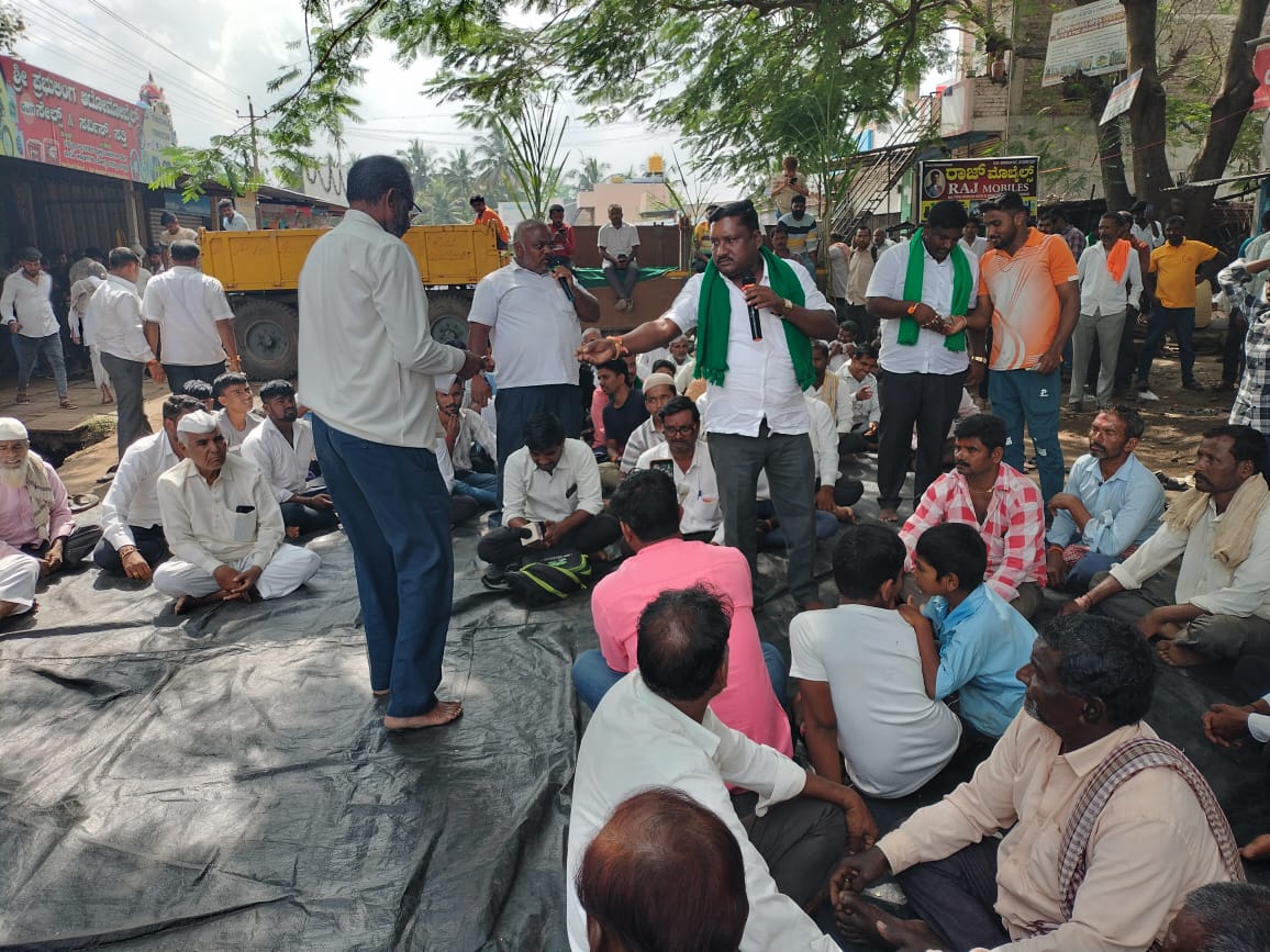 ಕಬ್ಬಿಗೆ 3,500 ಬೆಂಬಲ ಬೆಲೆ ನೀಡದಿದ್ದರೆ ಹೋರಾಟ ಉಗ್ರಗೊಳಿಸುವ ಎಚ್ಚರಿಕೆ ರೈತರ ಧರಣಿ ಏಳನೇ ದಿನಕ್ಕೆ..!