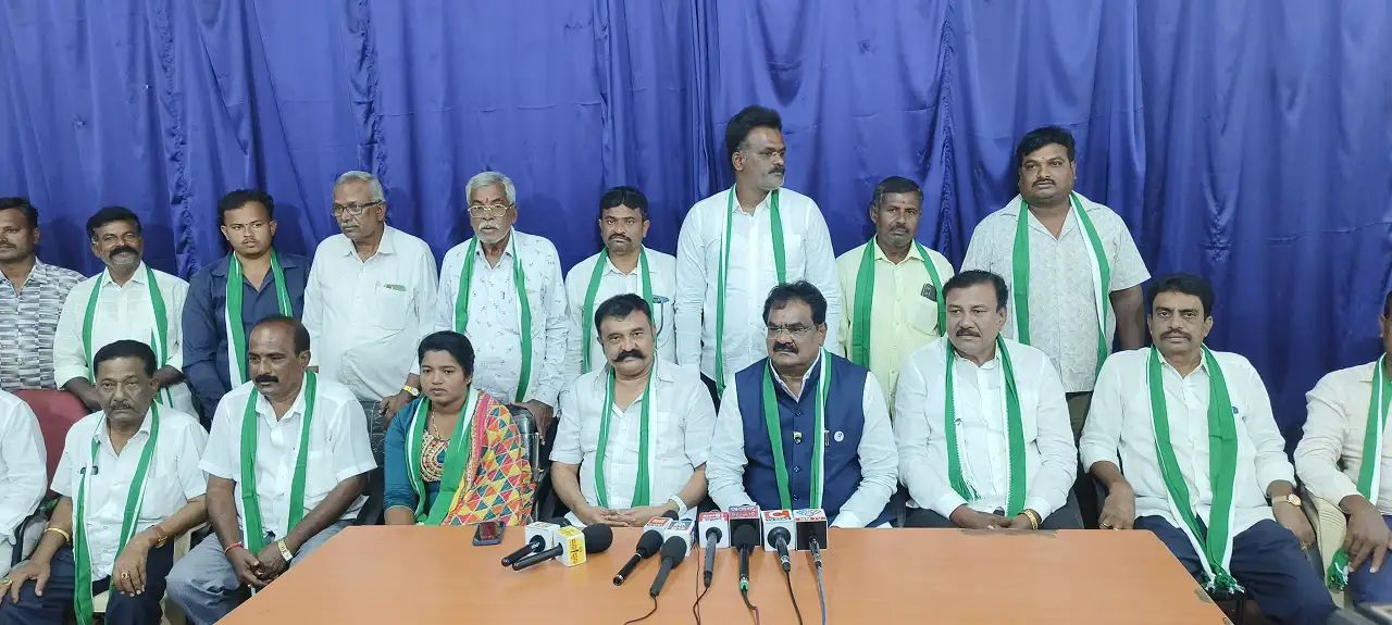 ಕರ್ನಾಟಕದಲ್ಲಿ ಕಾಂಗ್ರೆಸ್ ಸರ್ಕಾರ ಅಸ್ಥಿರವಾದರೆ, ಬಿಜೆಪಿ ಮತ್ತು ಜೆಡಿಎಸ್ ಪಕ್ಷಗಳು ರೆಸಾರ್ಟ್ ರಾಜಕೀಯ ನಡೆಸುವ ಸಾಧ್ಯತೆ ಇದೆ. 