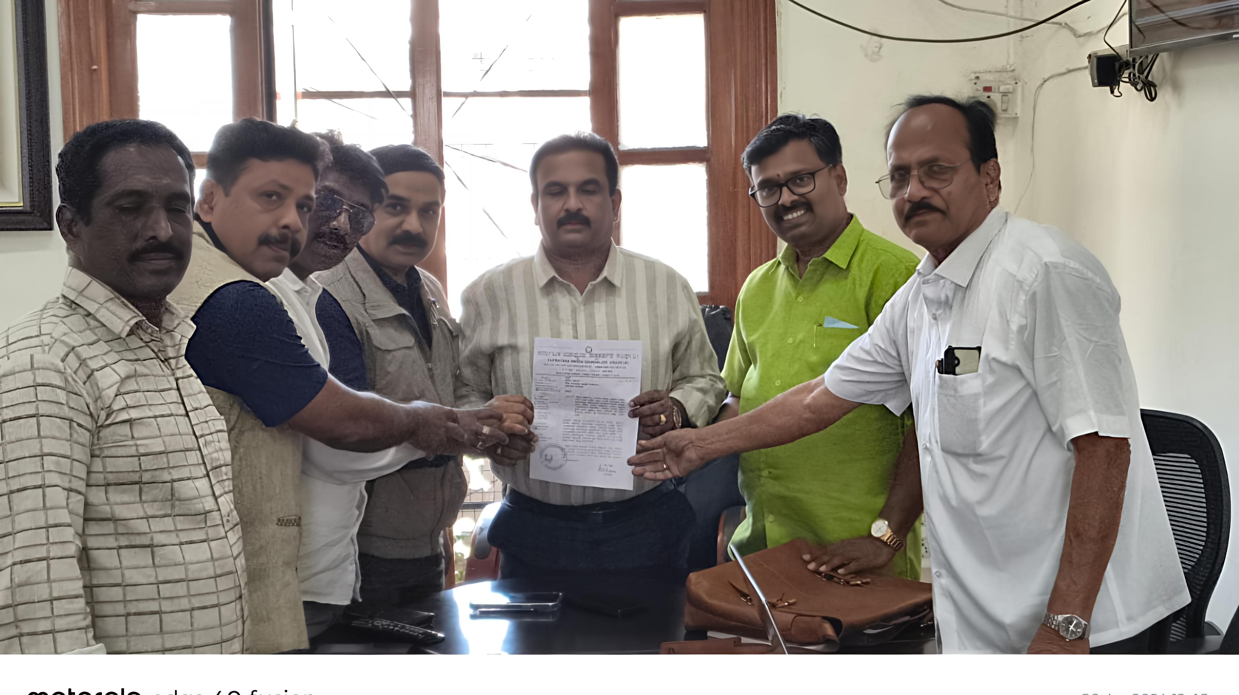 ಗ್ರಾಮೀಣ ಪತ್ರಕರ್ತರಿಗೆ ಸರಕಾರಿ ಸೌಲತ್ತುಗಳನ್ನು ನೀಡುವಂತೆ ಹಾಗೂ ಸಮಸ್ಯೆಗಳ ಬಗ್ಗೆ ಗಮನ ಹರಿಸಿ ಪರಿಹಾರ ನೀಡುವಂತೆ ಕರ್ನಾಟಕ ಮಾಧ್ಯಮ ಪತ್ರಕರ್ತರ ಸಂಘ(ರಿ)ಯ ರಾಜ್ಯ ಸಮಿತಿಯು ವಿಧಾನ ಸೌಧದಲ್ಲಿ ಮುಖ್ಯ ಮಂತ್ರಿಗಳ ಮಾಧ್ಯಮ ಸಲಹೆಗಾರರಾದ ಕೆ ವಿ ಪ್ರಭಾಕರ್ ರನ್ನು ಭೇಟಿ ಮಾಡಿತು.