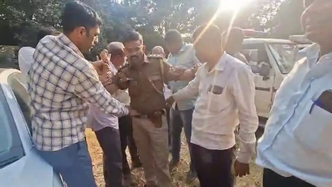 ಲಂಚ ತೆಗೆದುಕೊಳ್ಳುವಾಗ ಲೋಕಾಯುಕ್ತರ ಬಲೆಗೆ ಸಿಕ್ಕಿಬಿದ್ದ ಇನ್ಸ್‌ಪೆಕ್ಟರ್‌,  ಗೋವಿಂದರಾಜು.!    ಕೆ.ಪಿ. ಅಗ್ರಹಾರ ಠಾಣೆಯ ಇನ್ಸ್‌ಪೆಕ್ಟರ್ ಗೋವಿಂದರಾಜು, ಚೀಟಿ ವ್ಯವಹಾರದ ಪ್ರಕರಣವೊಂದರಲ್ಲಿ 4 ಲಕ್ಷ ರೂಪಾಯಿ ಲಂಚ ಪಡೆಯುವಾಗ ಲೋಕಾಯುಕ್ತ ಬಲೆಗೆ ಬಿದ್ದಿದ್ದಾರೆ. ಒಟ್ಟು 5 ಲಕ್ಷಕ್ಕೆ ಬೇಡಿಕೆಯಿಟ್ಟಿದ್ದ ಅ