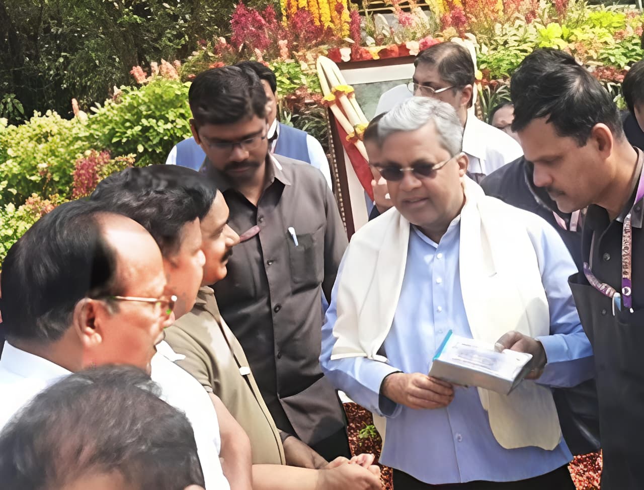 ಕರ್ನಾಟಕ ಮಾಧ್ಯಮ ಪತ್ರಕರ್ತರ ಸಂಘದಿಂದ ಮುಖ್ಯಮಂತ್ರಿ ಭೇಟಿ ಪತ್ರಕರ್ತರ ಸೌಲಭ್ಯ ಕುರಿತಂತೆ ಕರ್ನಾಟಕ ಮಾಧ್ಯಮ ಪತ್ರಕರ್ತರ ಸಂಘದ ರಾಜ್ಯ ಸಮಿತಿಯಿಂದ ಮುಖ್ಯಮಂತ್ರಿ ಭೇಟಿ.