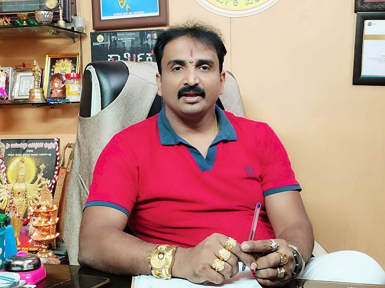 ಕರ್ನಾಟಕ ರಾಜ್ಯ ಕಾರ್ಮಿಕ ಪರಿಷತ್ ತಕ್ಷಣ ಸಮಸ್ಯೆ ಪರಿಹರಿಸದಿದ್ದಲ್ಲಿ ಹೋಟೆಲ್ ಮಾಲೀಕರ ಸಂಘಟನೆಗೆ ಬೆಂಬಲ ನೀಡಿ ಬೀದಿಗಿಳಿದು ಪ್ರತಿಭಟನೆ ಮಾಡಲು ಕರೆ ನೀಡಲಾಗುವುದು,