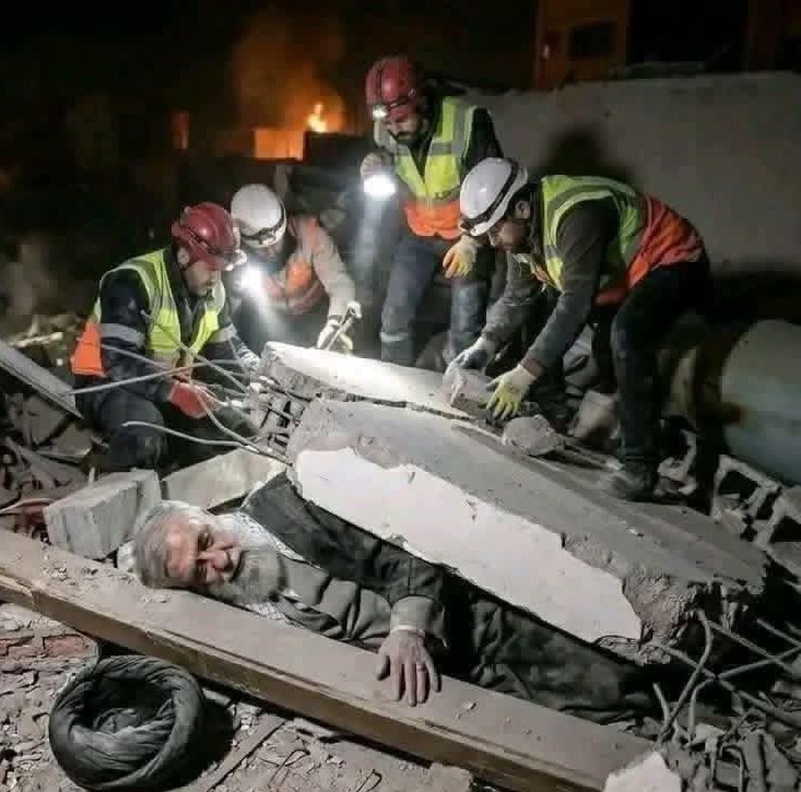 ಸರ್ವೋಚ್ಚ ನಾಯಕ ಅಲ್ ಖಮೇನಿಯನ್ನು ಶನಿವಾರ ಮುಂಜಾನೆ ಇಸ್ರೇಲ್ ಮತ್ತು ಅಮೆರಿಕ ಜಂಟಿಯಾಗಿ ನಡೆಸಿದ ದಾಳಿಯಲ್ಲಿ 86 ವರ್ಷದ ಅಯತೊಲ್ಲಾ ಅಲಿ ಖಮೇನಿ ಹತ್ಯೆಯಾಗಿದ್ದರು.. 