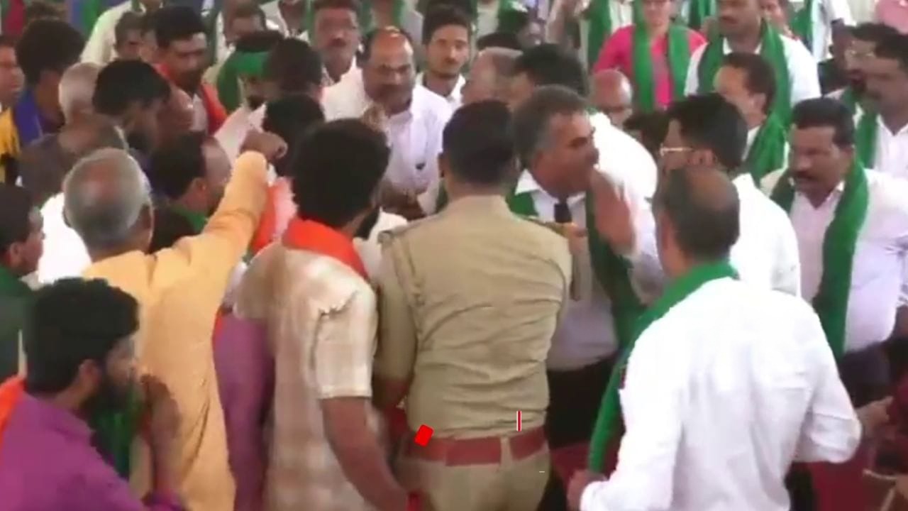 ಬೈಂದೂರು ರೈತರ ಸಭೆಯಲ್ಲಿ   ಎರಡು ತಂಡಗಳ ನಡುವೆ ಹೊಡೆದಾಟ: ಉದ್ವಿಗ್ನ ಸ್ಥಿತಿ.. 