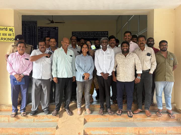 ಬಾರ್ಕೂರು ರೈಲು ನಿಲ್ದಾಣದಲ್ಲಿ ಒಂದೇ ಫ್ಲಾಟ್ ಫಾರಂ ಇರುವುದರಿಂದ ಪ್ರಯಾಣಿಕರಿಗೆ ಸಮಸ್ಯೆ..  ಬಾರ್ಕೂರು ರೈಲ್ವೆ ಹಿತರಕ್ಷಣಾ ಸಮಿತಿಯ ಮನವಿಯ ಮೇರೆಗೆ ಇಂದು ಉಡುಪಿ ಚಿಕ್ಕಮಗಳೂರು ಲೋಕಸಭಾ ಸದಸ್ಯರಾದ ಕೋಟ ಶ್ರೀನಿವಾಸ ಪೂಜಾರಿಯವರು ರೈಲ್ವೆ  ಅಧಿಕಾರಿಗಳೊಂದಿಗೆ ಚರ್ಚೆ.