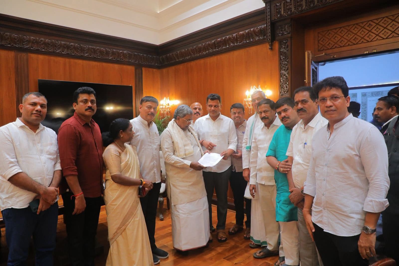 ದಕ್ಷಿಣ ಕನ್ನಡ ಜಿಲ್ಲೆಯಲ್ಲಿ ಕೆಂಪು ಕಲ್ಲು ಮತ್ತು ಮರಳು ಅಭಾವನ್ನು ತ್ವರಿತವಾಗಿ ಬಗೆಹರಿಸುವಂತೆ ಮತ್ತು ಜನಪರ ನೀತಿಯನ್ನು ಜಾರಿಗೊಳಿಸುವಂತೆ  ಜಿಲ್ಲೆಯ ಬಿಜೆಪಿ ನಿಯೋಗದಿಂದ ಮುಖ್ಯಮಂತ್ರಿ ಸಿದ್ದರಾಮಯ್ಯನವರನ್ನು ಭೇಟಿ..