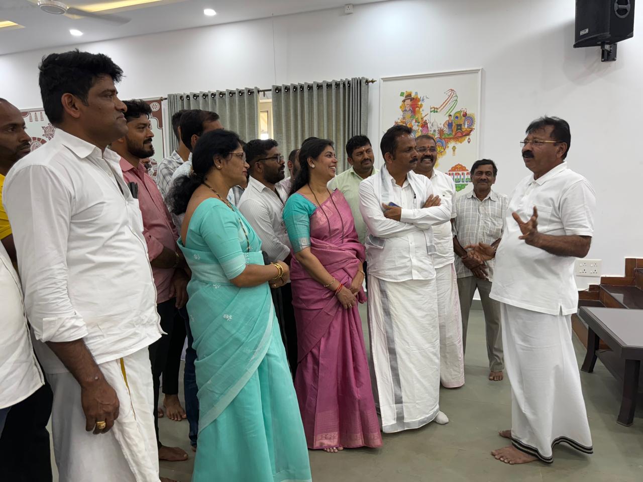 ಕಾರ್ಕಳದ ಕಾಂಗ್ರೆಸ್‌ ನಾಯಕ ಮುನಿಯಾಲು ಉದಯಕೃಷ್ಣಯ್ಯ ಶೆಟ್ಟಿ ಚಾರಿಟೇಬಲ್‌ ಟ್ರಸ್ಟ್‌ ಅಧ್ಯಕ್ಷ ಉದಯ ಕುಮಾರ್‌ ಶೆಟ್ಟಿ ಗುರುವಾರ ಸಂಜೀವಿನಿ ಗೋಧಾಮದಲ್ಲಿ ಫೆಬ್ರವರಿ ೧೯ರಿಂದ ೨೧ ತನಕ ನಡೆಯುವ ಏಕಪವಿತ್ರ ಶ್ರೀಮನ್ನಾಗಮಂಡಲದ ಸಿದ್ಧತೆಯನ್ನು ವೀಕ್ಷಿಸಿ ಮಾತನಾಡಿದರು.