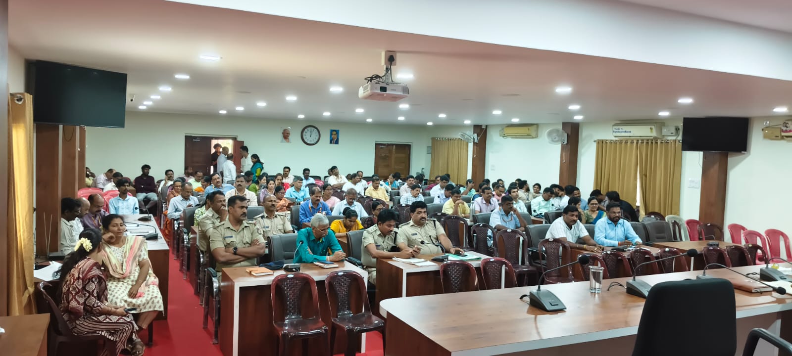 ಕಾರ್ಕಳ : ಕಾರ್ಕಳ ತಾ. ಪಂ. ಸಭಾಂಗಣದಲ್ಲಿ ಆಯೋಜಿಸಲಾಗಿದ್ದ ತಾಲೂಕು ಮಟ್ಟದ ಪರಿಶಿಷ್ಟ ಜಾತಿ ಹಾಗೂ ಪರಿಶಿಷ್ಟ ಪಂಗಡ ಜನಾಂಗದವರ ಹಿತರಕ್ಷಣಾ ಹಾಗೂ ಕುಂದುಕೊರತೆ ಸಭೆಗೆ ಪುರಸಭೆಯ ಮುಖ್ಯಾಧಿಕಾರಿ ಸೇರಿದಂತೆ ವಿವಿಧ ಇಲಾಖಾ ಸಭೆಗೆ ಗೈರಾಗಿದ್ದ ಹಿನ್ನೆಲೆ ಸಭೆ ತೊರೆದು ಜನತೆ ಆಕ್ರೋಶ ವ್ಯಕ್ತಪಡಿಸಿದ ಘಟನೆ ನಡೆಯಿ